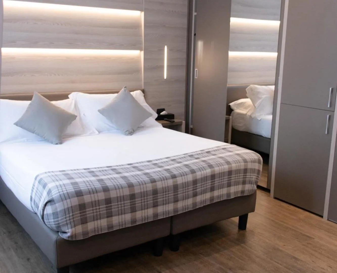 Duomo Hotel & Apartments Milano 4*,  İtalya